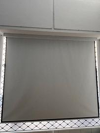 Proiettore a soffitto con schermo avvolgibile