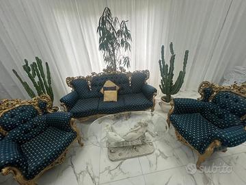 Set divani stile barocco.