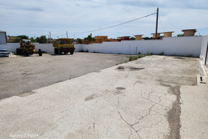 Piazzale uso parcheggio / deposito