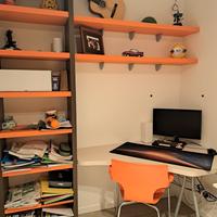 Scrivania - sedia - librerie