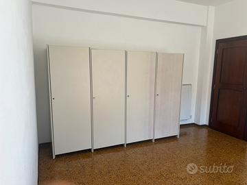 Armadio a 4 ante con ripiani regolabili