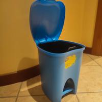 Pattumiera da bagno blu in plastica resistente 