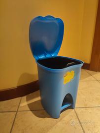 Pattumiera da bagno blu in plastica resistente 