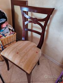 Vetrina, tavolo e sedie, sala da pranzo