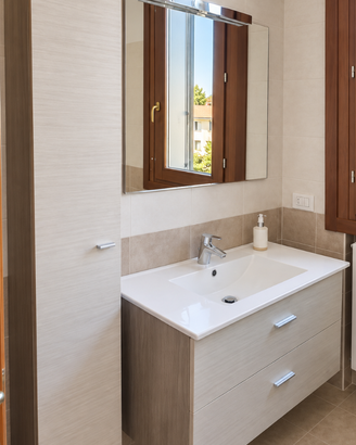 Mobile Bagno Sospeso Usato 1052