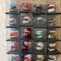 Caschi ferrari in scala da collezione