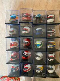 Caschi ferrari in scala da collezione
