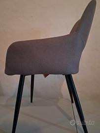 Sedie in tessuto grigio con gambe in metallo nero 