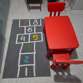Tavolo sedie tappeto cameretta