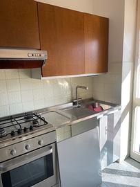 Cucina con elettrodomestici