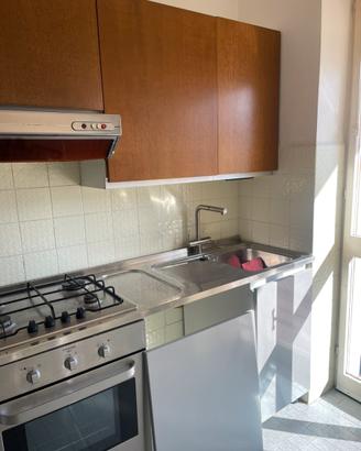 Cucina con elettrodomestici