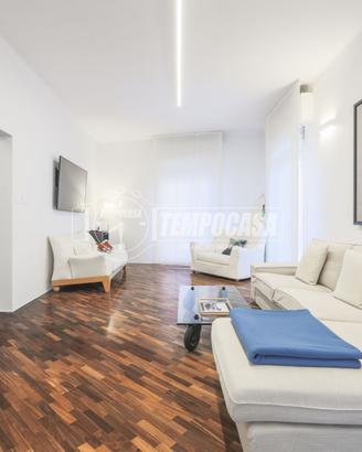 AMPIO TRILOCALE RISTRUTTURATO CON 3 BALCONI E 2 PO