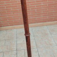 colonna con base tonda in legno lavorato  