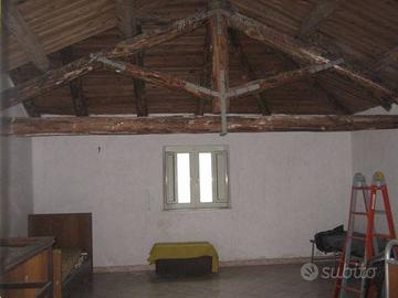 Casa indipendente di 300 m² con 4 locali e box aut