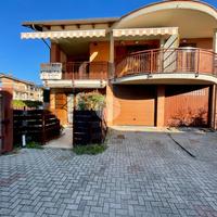 VILLA A SCHIERA D'ANGOLO A LEINÌ