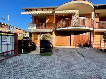 VILLA A SCHIERA D'ANGOLO A LEINÌ