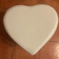 Pouf a forma di cuore bianco