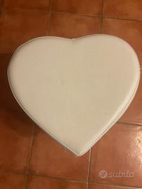 Pouf a forma di cuore bianco
