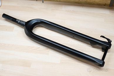 Forcella rigida in carbonio 699gr