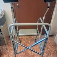 Deambulatore con appoggio ascellare e seduta