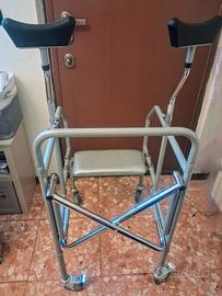 Deambulatore con appoggio ascellare e seduta