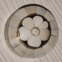 Portapillole vintage in legno e ottone decorato