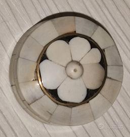 Portapillole vintage in legno e ottone decorato