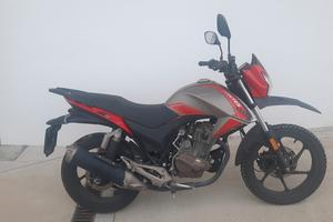 Moto Zontes ZT125 H + casco