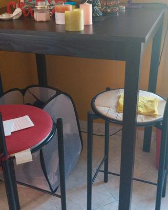 Tavolo alto con 2 sgabelli