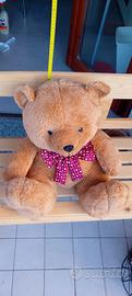 Orso peluche grande con fiocco
