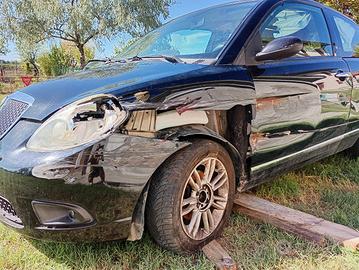Lancia Ypsilon 1.4 8v GPL, incidentata.