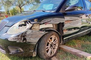 Lancia Ypsilon 1.4 8v GPL, incidentata.