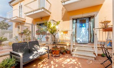 VILLA A SCHIERA A ROMA