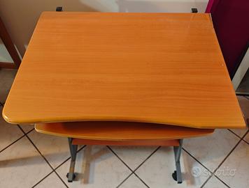 Scrivania compatta e funzionale con ripiani