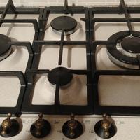 cucina con piano e tavolo in marmo