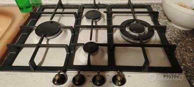 cucina con piano e tavolo in marmo