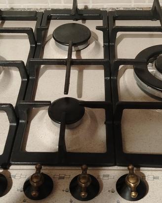 cucina con piano e tavolo in marmo