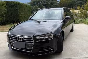 Audi A4 Avant nera metallizzata  S line 150 CV