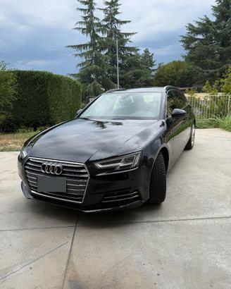 Audi A4 Avant nera metallizzata  S line 150 CV