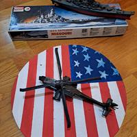 Modellino USS MISSOURI e Boeing AH-64 Apache