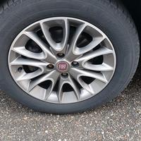 Quattro cerchi lega più pneumatici 