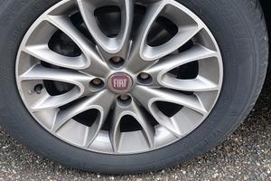 Quattro cerchi lega più pneumatici 