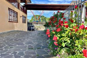 VILLA SINGOLA CON TERRAZZO, GIARDINO E LABORATORIO