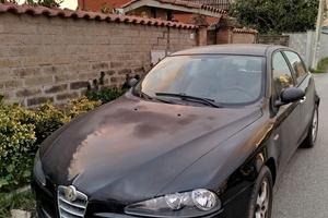 ALFA ROMEO
147 nera CON IMPIANTO GPL