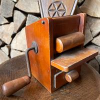 Grattugia antica in legno