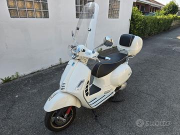 Vespa GTS 300 hpe pari al nuovo.