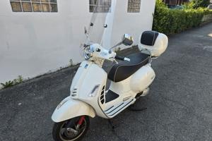 Vespa GTS 300 hpe pari al nuovo.