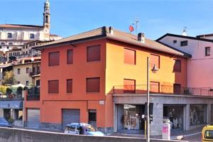 Casa con 2 unità abitative, negozio e magazzino