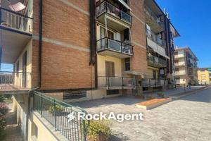 Appartamento di 147 m² con più di 5 locali e box a