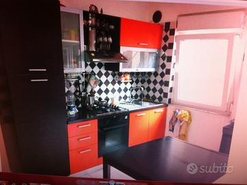 Cucina completa con frigo forno e piano cottura